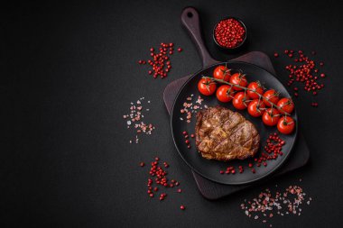 Lezzetli, sulu domuz eti ya da tuzlu, baharatlı ve çimento kaplı ızgara biftek.