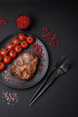 Lezzetli, sulu domuz eti ya da tuzlu, baharatlı ve çimento kaplı ızgara biftek.