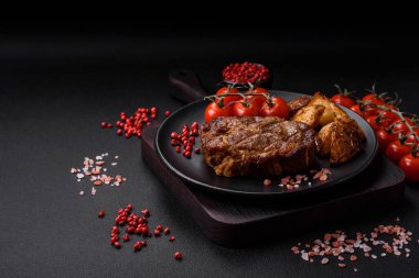 Lezzetli, sulu domuz eti ya da tuzlu, baharatlı ve çimento kaplı ızgara biftek.