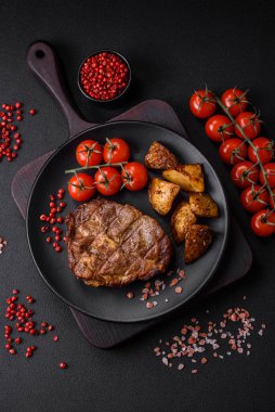 Lezzetli, sulu domuz eti ya da tuzlu, baharatlı ve çimento kaplı ızgara biftek.