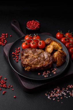 Lezzetli, sulu domuz eti ya da tuzlu, baharatlı ve çimento kaplı ızgara biftek.