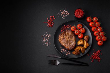 Lezzetli, sulu domuz eti ya da tuzlu, baharatlı ve çimento kaplı ızgara biftek.