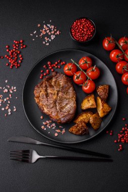 Lezzetli, sulu domuz eti ya da tuzlu, baharatlı ve çimento kaplı ızgara biftek.