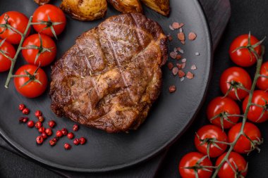 Lezzetli, sulu domuz eti ya da tuzlu, baharatlı ve çimento kaplı ızgara biftek.