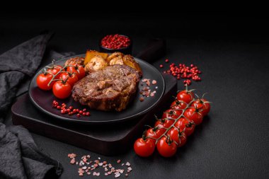 Lezzetli, sulu domuz eti ya da tuzlu, baharatlı ve çimento kaplı ızgara biftek.