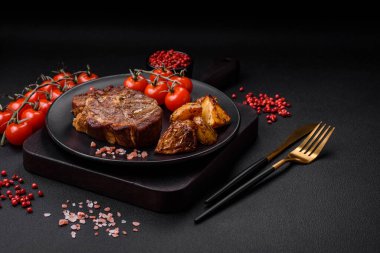 Lezzetli, sulu domuz eti ya da tuzlu, baharatlı ve çimento kaplı ızgara biftek.