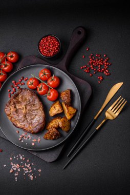 Lezzetli, sulu domuz eti ya da tuzlu, baharatlı ve çimento kaplı ızgara biftek.