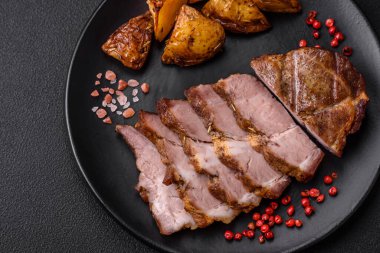 Lezzetli, sulu domuz eti ya da tuzlu, baharatlı ve çimento kaplı ızgara biftek.