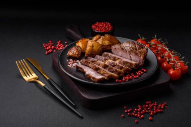 Lezzetli, sulu domuz eti ya da tuzlu, baharatlı ve çimento kaplı ızgara biftek.