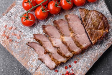 Lezzetli, sulu domuz eti ya da tuzlu, baharatlı ve çimento kaplı ızgara biftek.