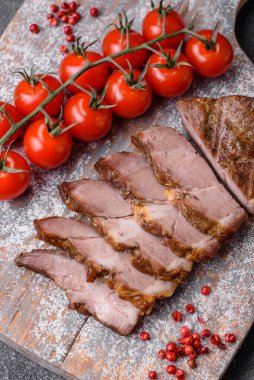 Lezzetli, sulu domuz eti ya da tuzlu, baharatlı ve çimento kaplı ızgara biftek.