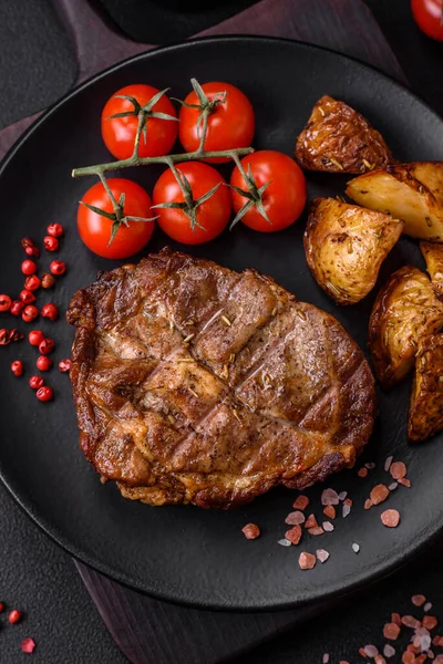 Heerlijk Sappig Varkensvlees Runderbiefstuk Gegrild Met Zout Specerijen Kruiden Een — Stockfoto