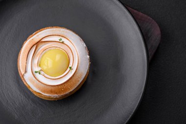 Limon dolgulu lezzetli tart ve beton kaplamalı ceviz kreması.