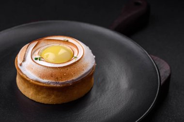Limon dolgulu lezzetli tart ve beton kaplamalı ceviz kreması.