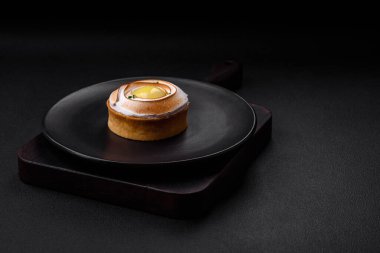 Limon dolgulu lezzetli tart ve beton kaplamalı ceviz kreması.