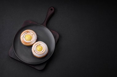 Limon dolgulu lezzetli tart ve beton kaplamalı ceviz kreması.