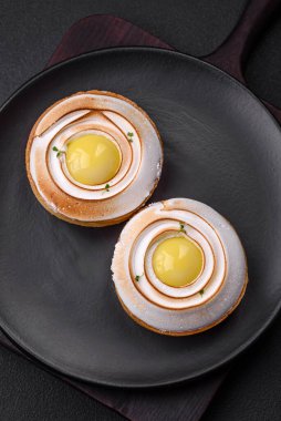 Limon dolgulu lezzetli tart ve beton kaplamalı ceviz kreması.