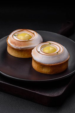 Limon dolgulu lezzetli tart ve beton kaplamalı ceviz kreması.