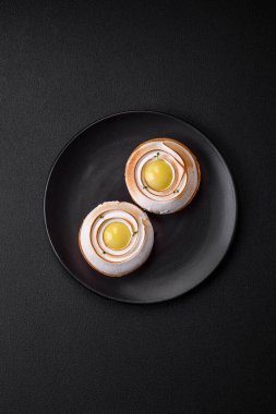 Limon dolgulu lezzetli tart ve beton kaplamalı ceviz kreması.