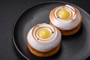 Limon dolgulu lezzetli tart ve beton kaplamalı ceviz kreması.