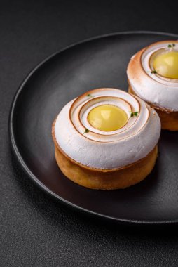 Limon dolgulu lezzetli tart ve beton kaplamalı ceviz kreması.