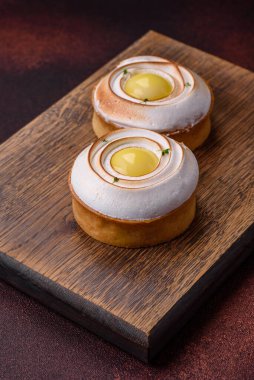 Limon dolgulu lezzetli tart ve beton kaplamalı ceviz kreması.