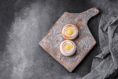 Limon dolgulu lezzetli tart ve beton kaplamalı ceviz kreması.