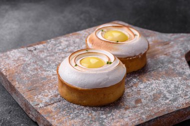 Limon dolgulu lezzetli tart ve beton kaplamalı ceviz kreması.