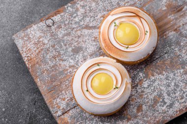 Limon dolgulu lezzetli tart ve beton kaplamalı ceviz kreması.