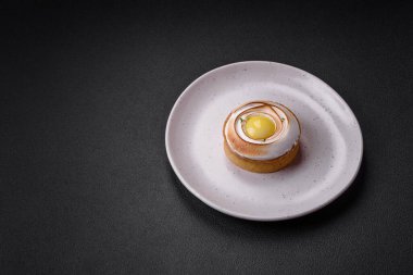 Limon dolgulu lezzetli tart ve beton kaplamalı ceviz kreması.