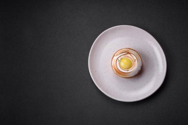 Limon dolgulu lezzetli tart ve beton kaplamalı ceviz kreması.