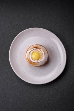Limon dolgulu lezzetli tart ve beton kaplamalı ceviz kreması.