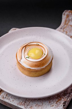 Limon dolgulu lezzetli tart ve beton kaplamalı ceviz kreması.
