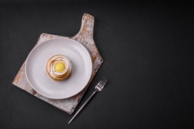 Limon dolgulu lezzetli tart ve beton kaplamalı ceviz kreması.