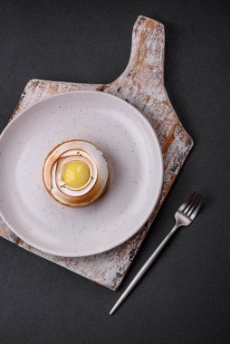 Limon dolgulu lezzetli tart ve beton kaplamalı ceviz kreması.