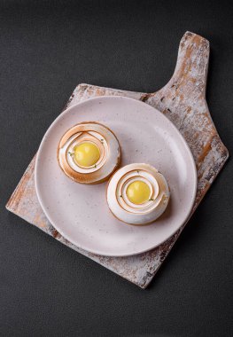 Limon dolgulu lezzetli tart ve beton kaplamalı ceviz kreması.