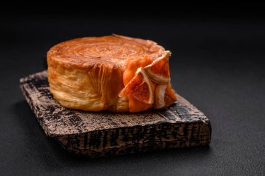 Turunçgil dolgulu yuvarlak hamur kruvasan ya da koyu beton arka planda New York rulosu