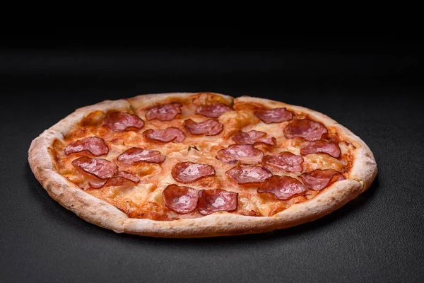 Pizza Fresca Saborosa Com Salame Queijo Tomate Especiarias Sal Fundo — Fotografia de Stock