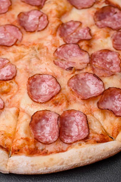 Sabrosa Pizza Fresca Con Salami Queso Tomates Especias Sal Sobre —  Fotos de Stock