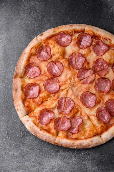 Pizza Fraîche Savoureuse Avec Salami Fromage Tomates Épices Sel Sur — Photo