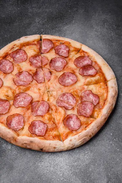 Pizza Fraîche Savoureuse Avec Salami Fromage Tomates Épices Sel Sur — Photo