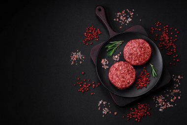 Beton kaplamalı tuzlu ve baharatlı taze çiğ biftek köftesi.