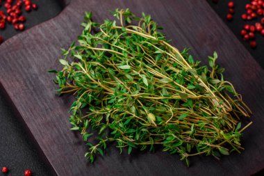 Kekik, baharat, tuz ve çimento kaplı boş ahşap kesme tahtası