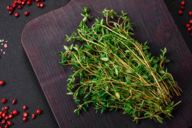 Kekik, baharat, tuz ve çimento kaplı boş ahşap kesme tahtası