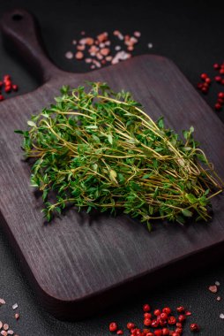 Kekik, baharat, tuz ve çimento kaplı boş ahşap kesme tahtası