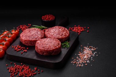 Beton kaplamalı tuzlu ve baharatlı taze çiğ biftek köftesi.