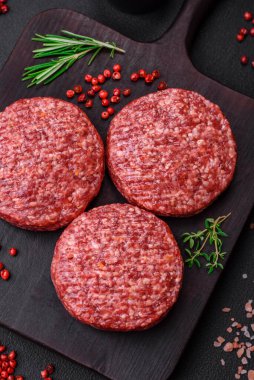 Beton kaplamalı tuzlu ve baharatlı taze çiğ biftek köftesi.