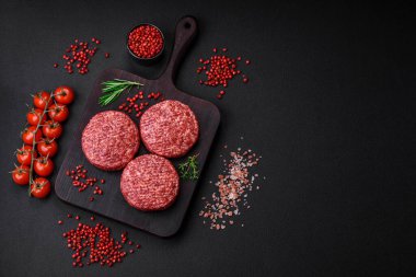 Beton kaplamalı tuzlu ve baharatlı taze çiğ biftek köftesi.