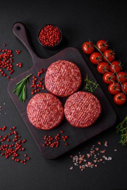 Beton kaplamalı tuzlu ve baharatlı taze çiğ biftek köftesi.