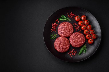 Beton kaplamalı tuzlu ve baharatlı taze çiğ biftek köftesi.